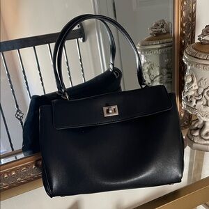 Elegant Black leather Handbag